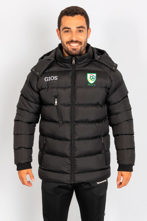 208001-002 parka negra puesta en modelo mujer